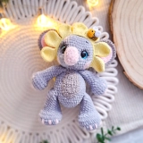 uroczy koala szydełkowy z pszczółką i opaską kwiatową prezent handmade dla dziecka